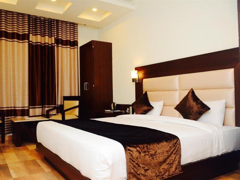 Hotel The Onix Dehradun Exterior photo