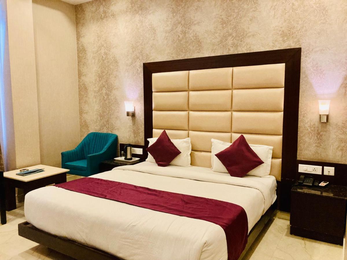 Hotel The Onix Dehradun Exterior photo