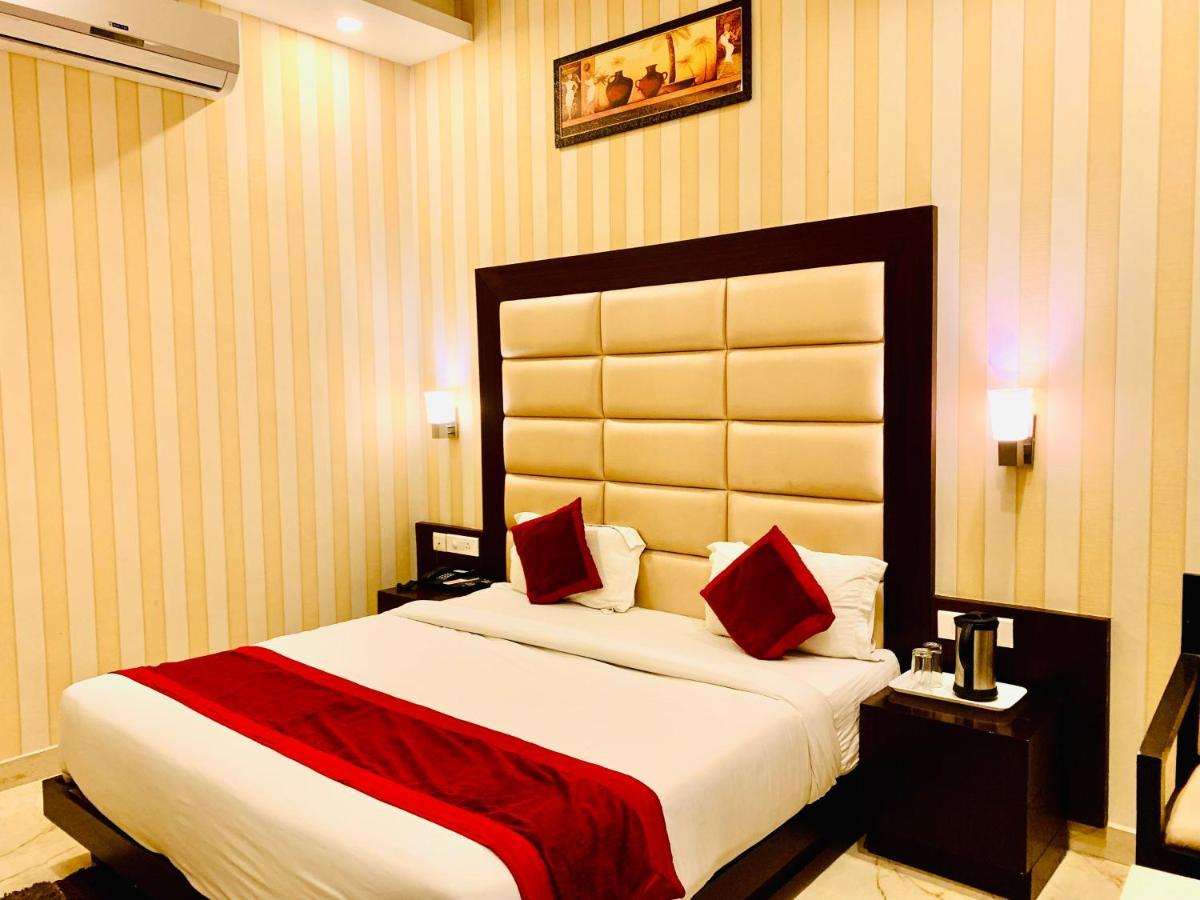 Hotel The Onix Dehradun Exterior photo