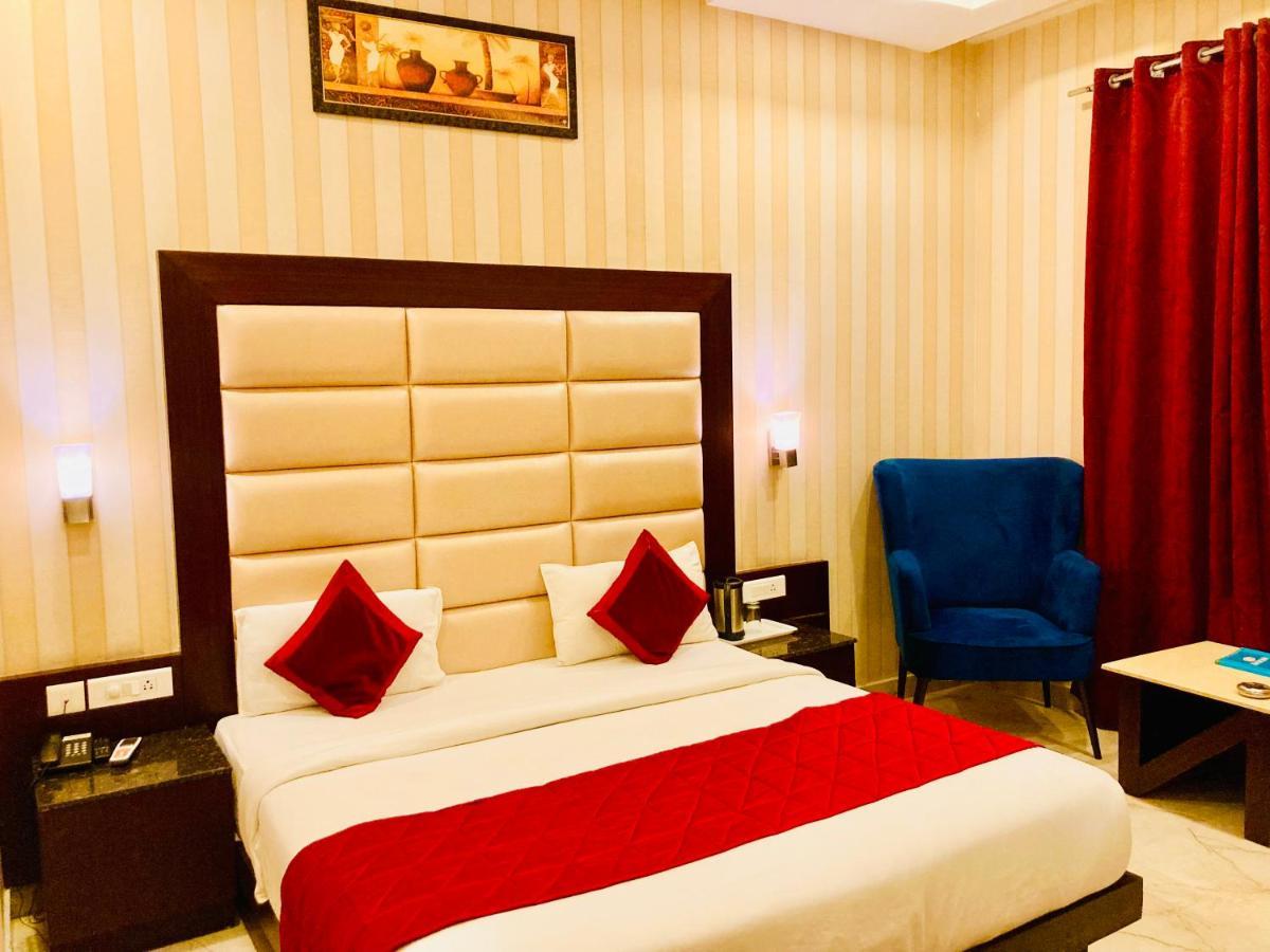 Hotel The Onix Dehradun Exterior photo