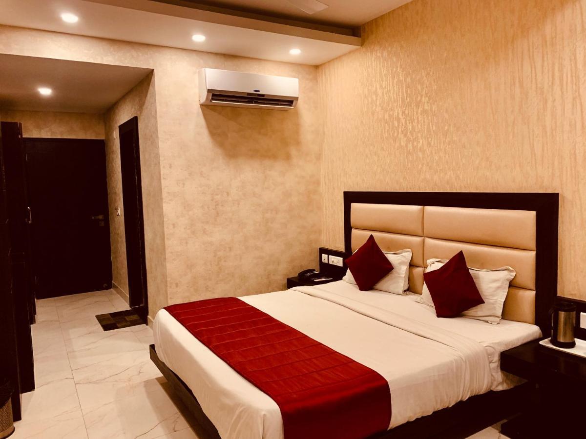 Hotel The Onix Dehradun Exterior photo