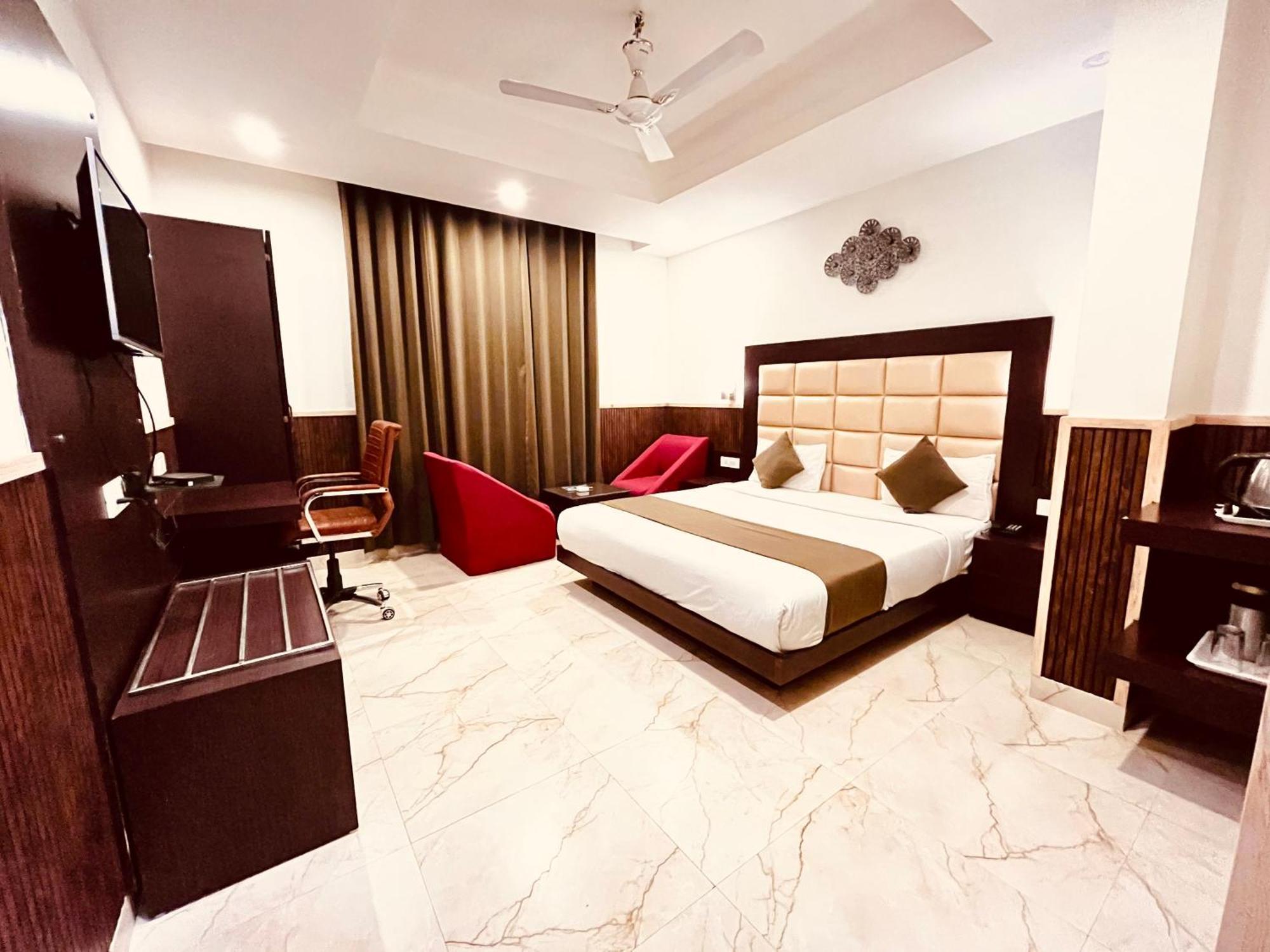 Hotel The Onix Dehradun Exterior photo