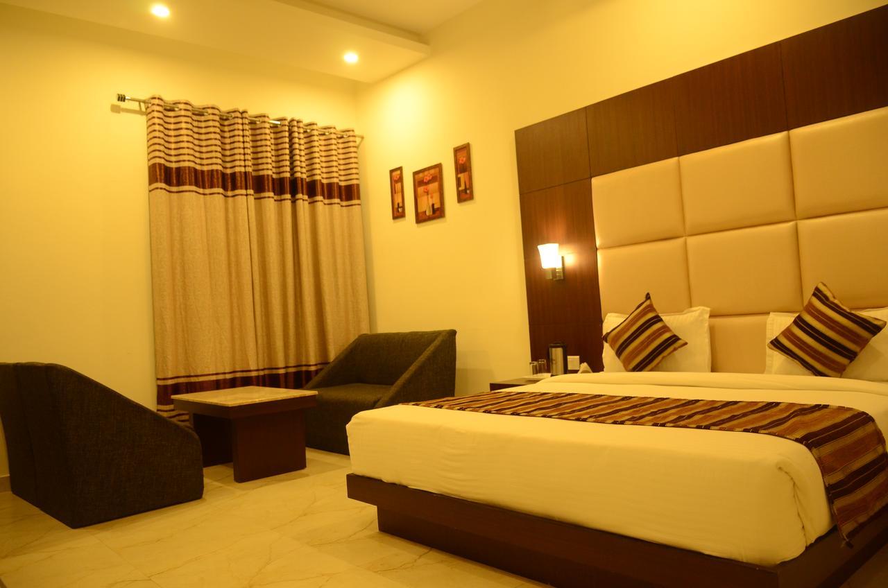 Hotel The Onix Dehradun Exterior photo